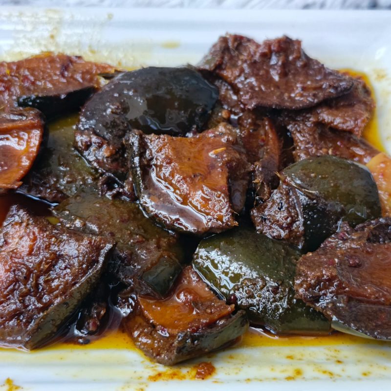আম টক মিষ্টি